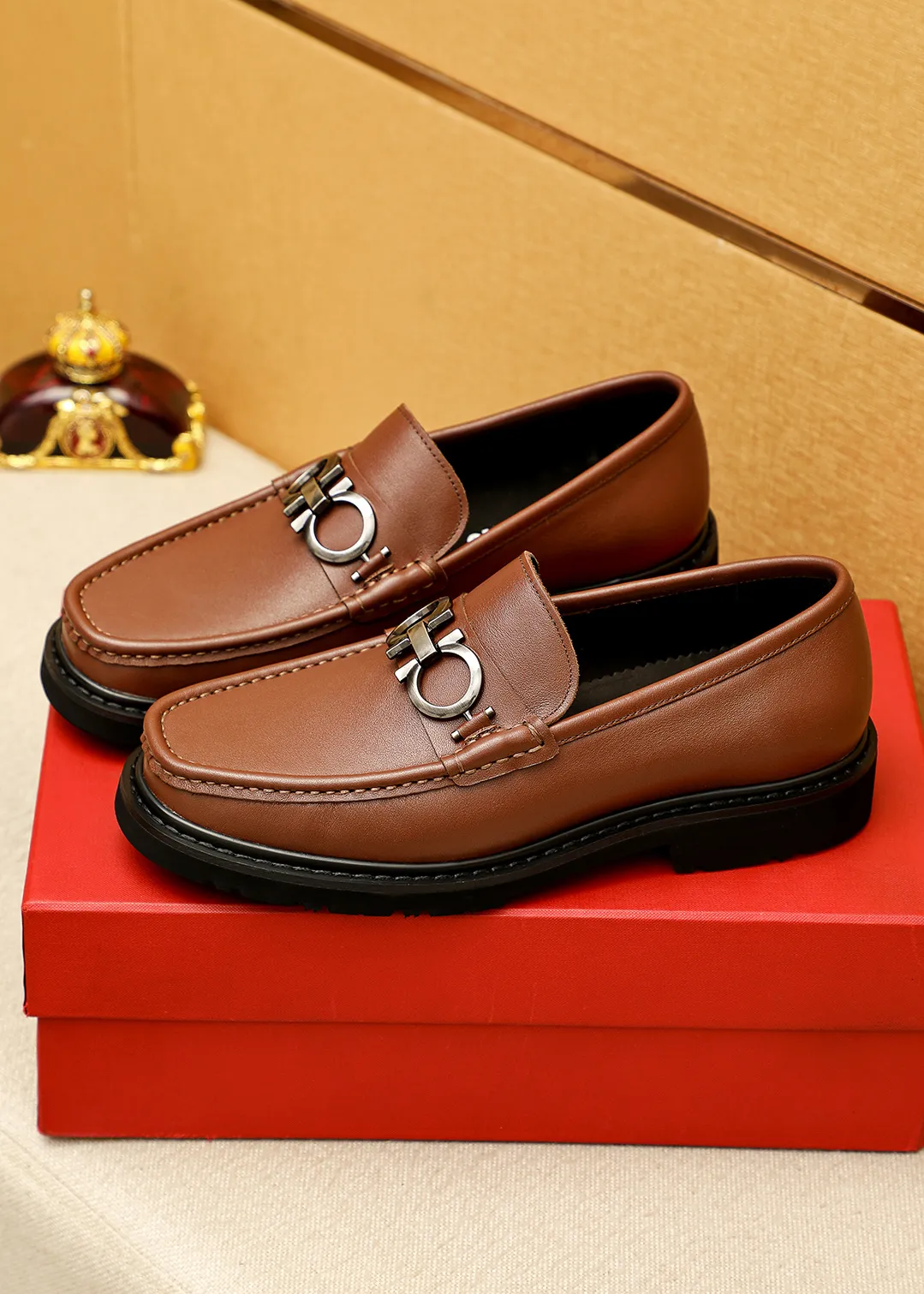 Men's shoes 💰520 💐 Product trademark: Ferragamo "Ferragamo" casual leather shoes Regular size: 38-44 (45.46🉑️customized) Product materials: Selected imported first-layer calfskin upper + original hardware buckle, imported water-dyed cow leather lining. Strong three-dimensional visual effect, original outsole color: 2 colors available